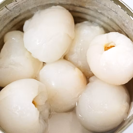 과일은 쉽게 열 수 있는 녹색 캔에 리소그래피를 사용하여 가볍고 강한 시럽에 보존된 달콤한 열매를 보존합니다 - Fujian 최고의 제품